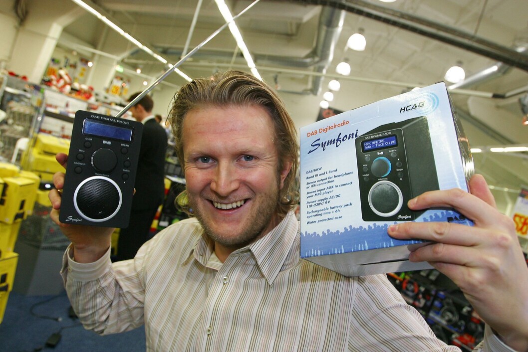 Hans Christian Andersen i HCAG AS presenterte sin dab-radio Symfoni under et pressearrangement Elkjøp hadde før jul i 2005. Foto: Stian Sønsteng. Hans Christian Andersen i HCAG AS presenterte sin dab-radio Symfoni under et pressearrangement Elkjøp hadde før jul i 2005. Foto: Stian Sønsteng.