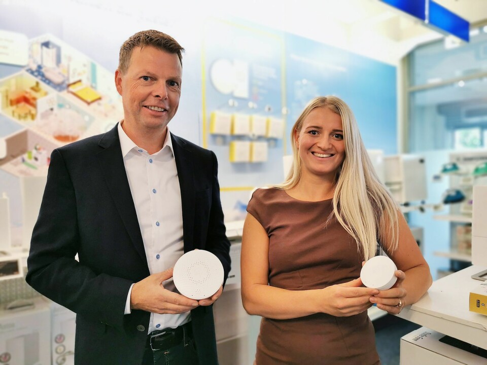 Øyvind Birkenes og Julia Grong i Airthings med Wave Plus og Wave Mini. Foto: Stian Sønsteng.