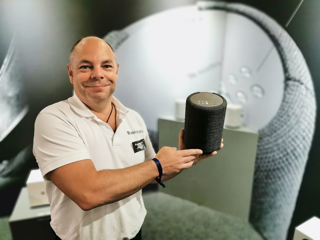 Stefan Svensson i Audio Pro med Addon A10, som kommer i to gråfarger. Foto: Stian Sønsteng Stefan Svensson i Audio Pro med Addon A10, som kommer i to gråfarger. Foto: Stian Sønsteng