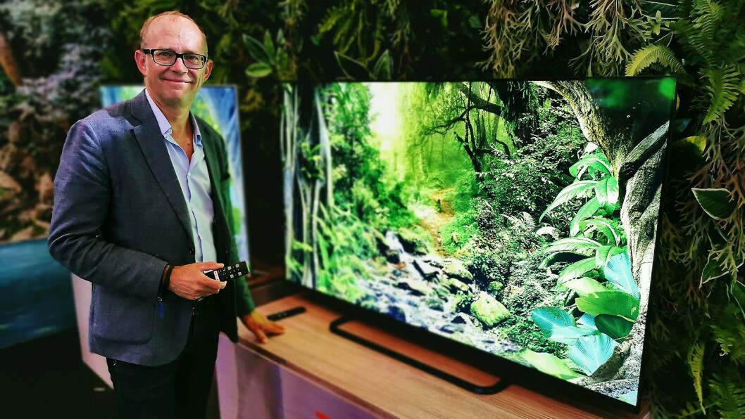 Johan Huss i TCL med den nye EP68-serien, som kommer i 50, 55 og 65 tommer til 6.000, 7.000 og 9.000 kroner, med bakbelyst led-panel. Foto: Stian Sønsteng Johan Huss i TCL med den nye EP68-serien, som kommer i 50, 55 og 65 tommer til 6.000, 7.000 og 9.000 kroner, med bakbelyst led-panel. Foto: Stian Sønsteng