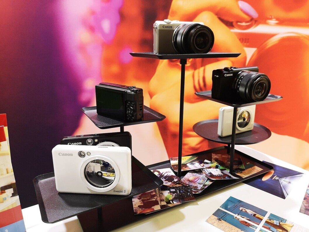 Canon viste fram litt enklere modeller beregnet på forbrukermarkedet under messen, med insta-kameraet Zoemini S og det speilløse M100. Foto: Marte Ottemo. Canon viste fram litt enklere modeller beregnet på forbrukermarkedet under messen, med insta-kameraet Zoemini S og det speilløse M100. Foto: Marte Ottemo.