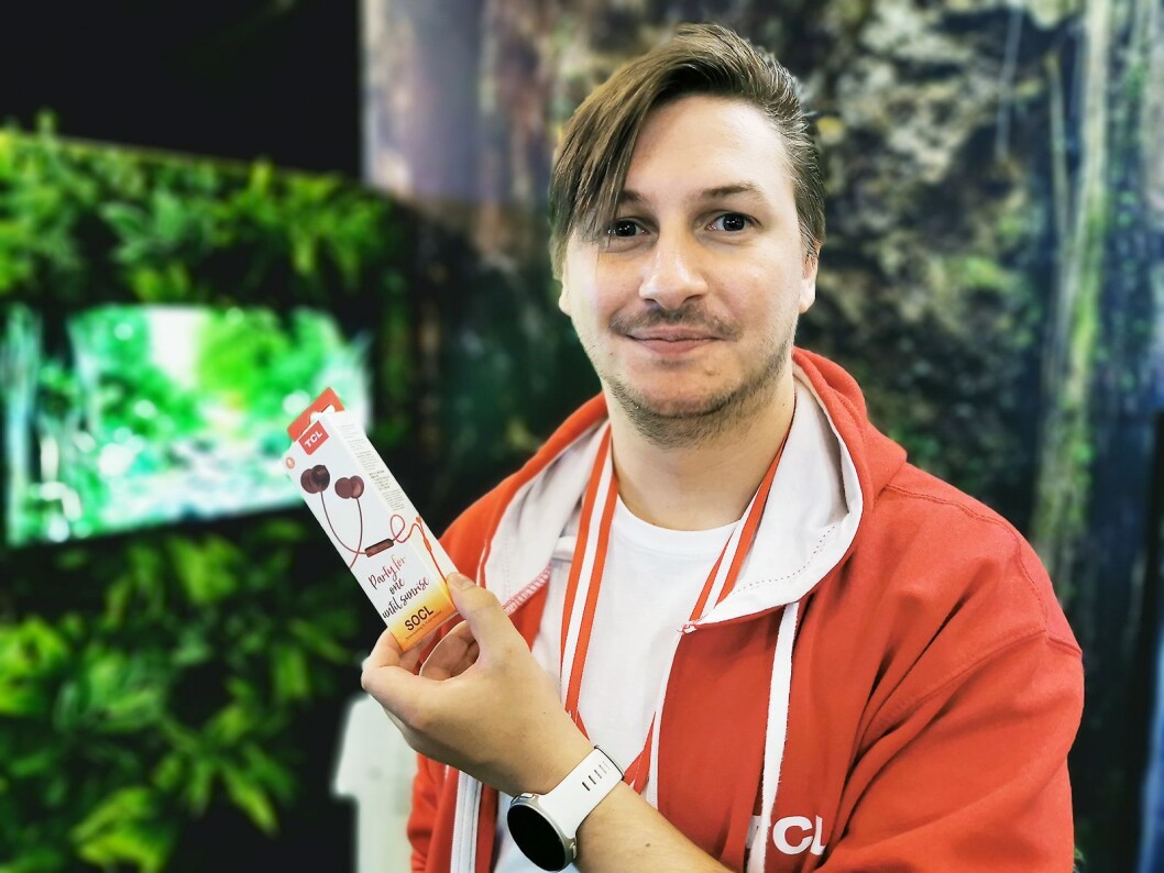Marcus Hammächer, sjefstrener i TCL Norden, med de nye øreproppene SOCL300 til i underkant av 200 kroner. Foto: Stian Sønsteng. Marcus Hammächer, sjefstrener i TCL Norden, med de nye øreproppene SOCL300 til i underkant av 200 kroner. Foto: Stian Sønsteng.