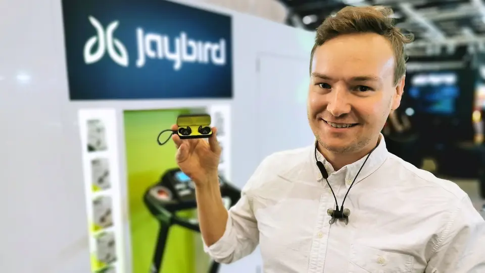John Svärling i Logitech Norden med helt nye Jaybird Vista i hånden, og Tarah Pro rundt halsen. Foto: Stian Sønsteng John Svärling i Logitech Norden med helt nye Jaybird Vista i hånden, og Tarah Pro rundt halsen. Foto: Stian Sønsteng