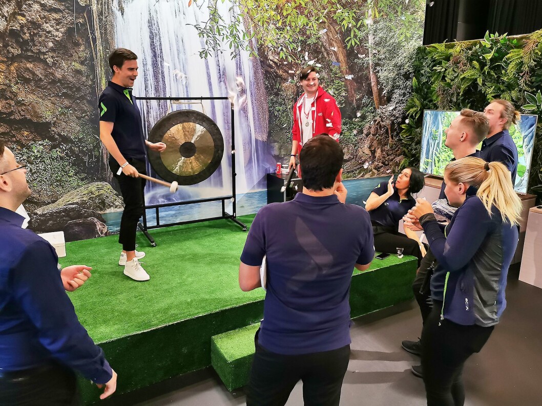 TCLs gongong kunne høres over hele Campus Tech-messen hver gang en av de Elkjøp-ansatte hadde vunnet en premie. Foto: Stian Sønsteng. TCLs gongong kunne høres over hele Campus Tech-messen hver gang en av de Elkjøp-ansatte hadde vunnet en premie. Foto: Stian Sønsteng.