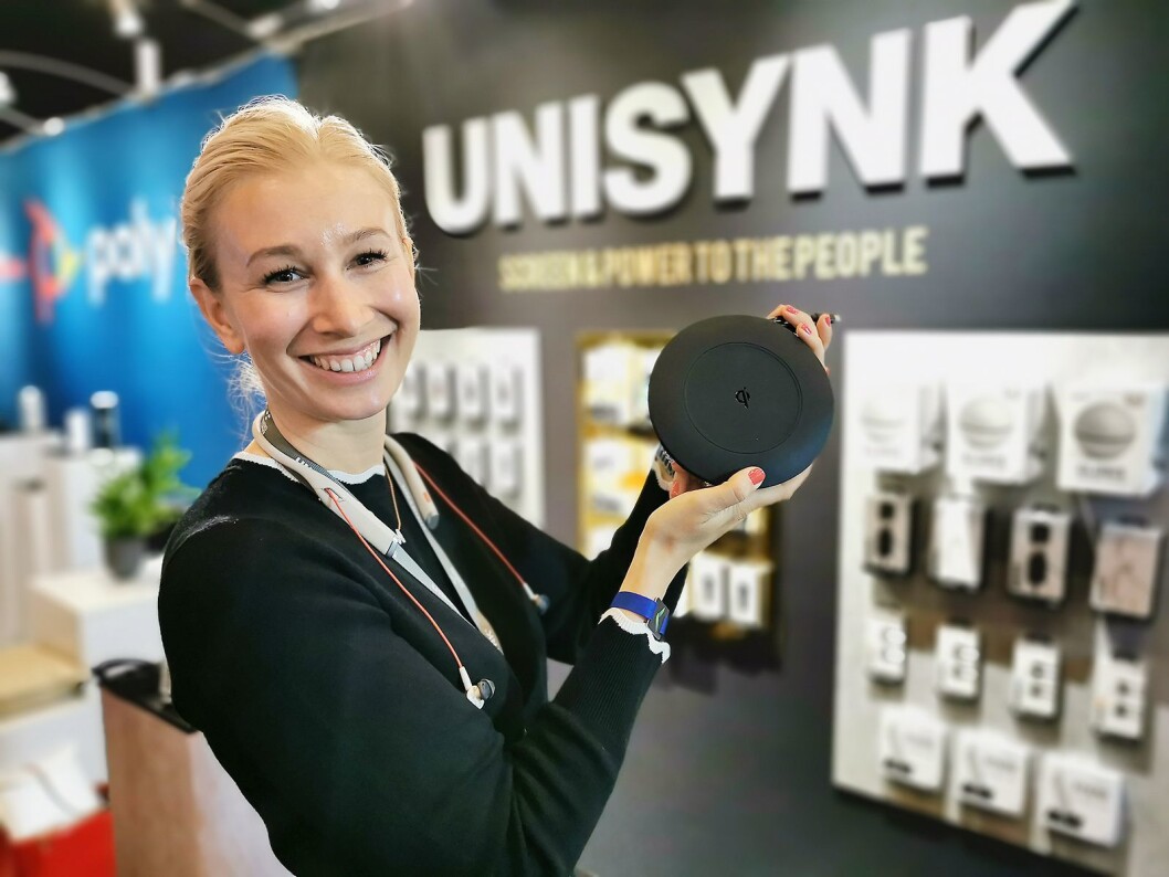 Malin Spjut i Unisynk med den nye kabelsnella som gir 75W kablet lading til USB-C og 10W trådløs lading. Foto: Stian Sønsteng Malin Spjut i Unisynk med den nye kabelsnella som gir 75W kablet lading til USB-C og 10W trådløs lading. Foto: Stian Sønsteng