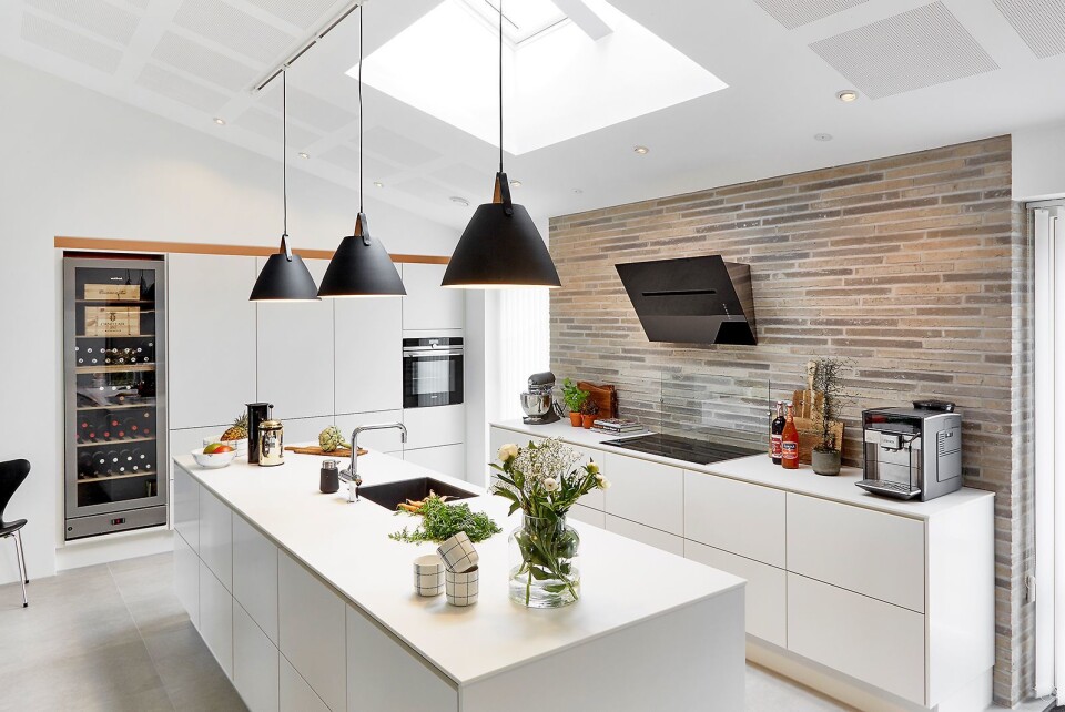 Kjøkken med vinskap fra Vestfrost og avtrekksviften Hamlet fra Eico. Foto: Eico