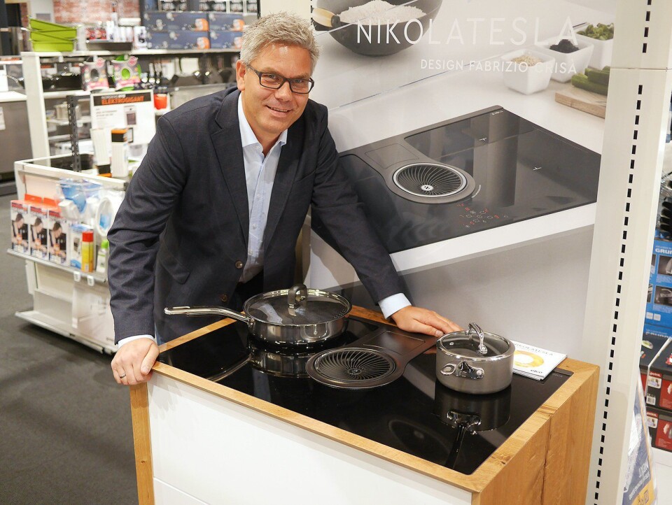 Salgssjef Kenneth Brynli i Eico fotografert ved Power Drammen i 2017 med platetoppen Nicola Tesla med innebygd ventilator. Foto: Stian Sønsteng.