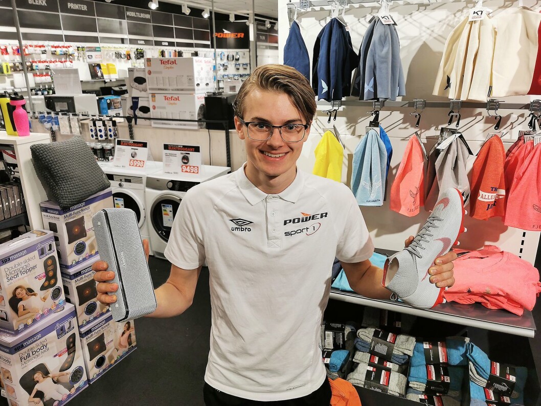 Butikksjef John Fredrik Nelvik i El & Sport AS på Smøla har to logoer på trøya, og håndterer både sport og elektronikk med Sport 1 og Power i samme butikk. Foto: Stian Sønsteng Butikksjef John Fredrik Nelvik i El & Sport AS på Smøla har to logoer på trøya, og håndterer både sport og elektronikk med Sport 1 og Power i samme butikk. Foto: Stian Sønsteng