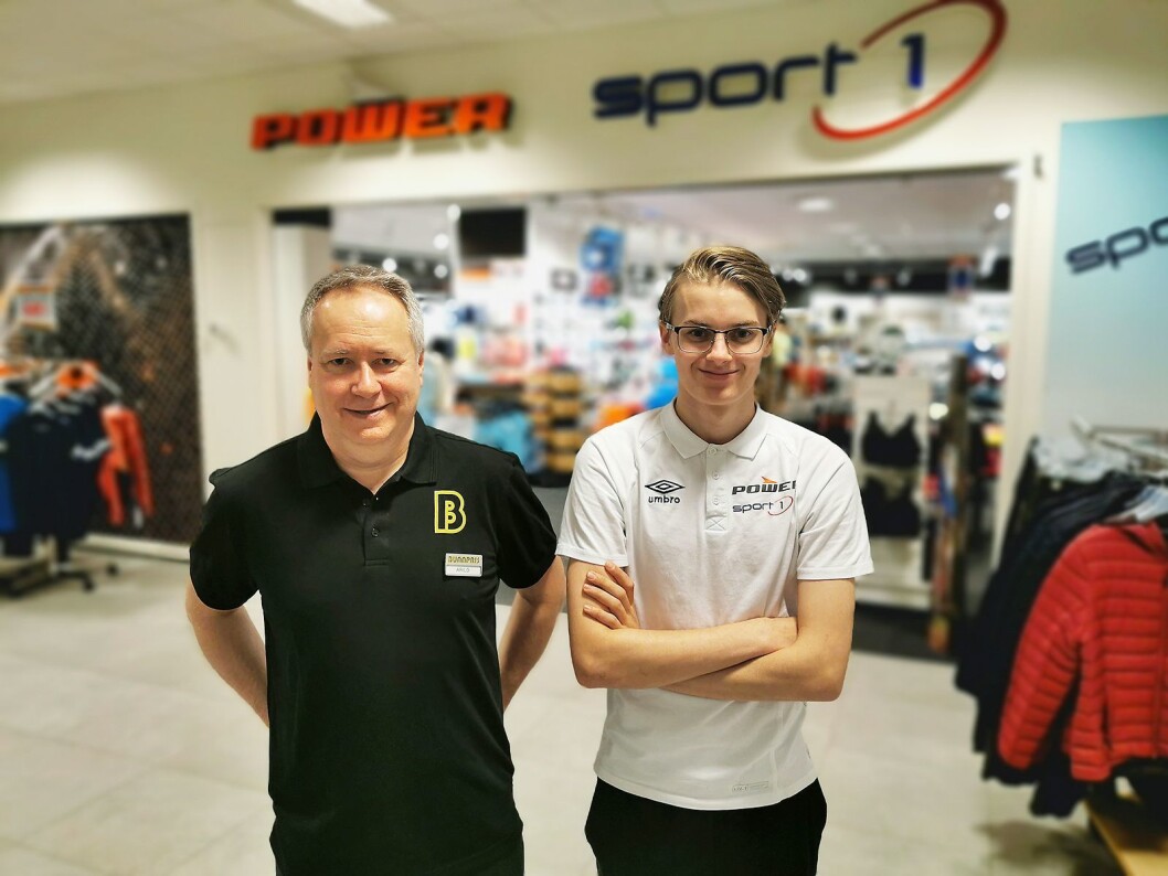 Styreleder Arild Sætran (t. v.) og butikksjef John Fredrik Nelvik i El & Sport AS på Smøla har Power og Sport 1 i samme butikk. Foto: Stian Sønsteng. Styreleder Arild Sætran (t. v.) og butikksjef John Fredrik Nelvik i El & Sport AS på Smøla har Power og Sport 1 i samme butikk. Foto: Stian Sønsteng.