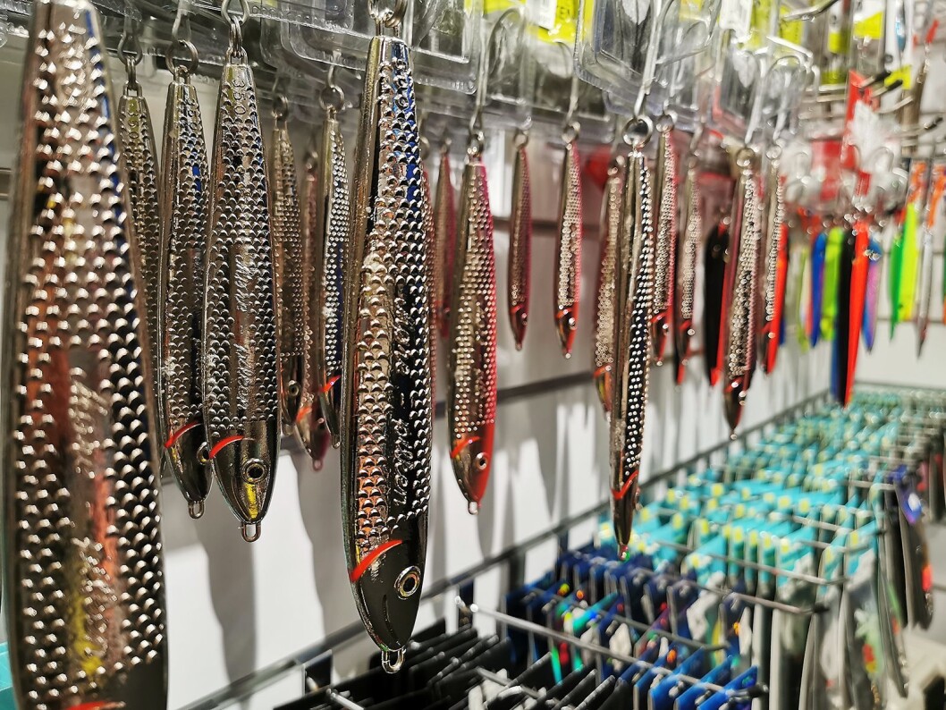 Som de fleste butikker på Smøla selger El & Sport AS fiskeutstyr. Foto: Stian Sønsteng. Som de fleste butikker på Smøla selger El & Sport AS fiskeutstyr. Foto: Stian Sønsteng.