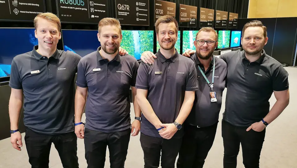 Snorre Johnsrud (t. v.), Magnus Ringø, Tor Helge Kasin, Knut-Eirik Rørnes og Kai Joar Kristensen i Samsung viser på Elkjøps Campus-messe hele TV-porteføljen. Foto: Stian Sønsteng Snorre Johnsrud (t. v.), Magnus Ringø, Tor Helge Kasin, Knut-Eirik Rørnes og Kai Joar Kristensen i Samsung viser på Elkjøps Campus-messe hele TV-porteføljen. Foto: Stian Sønsteng