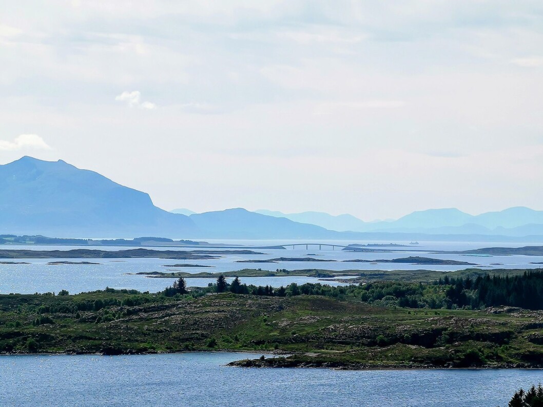 Smøla kommune i Møre og Romsdal består av 6.000 øyer, holmer og skjær. Bildet er tatt sørvestover fra Nelvikberget. Foto: Stian Sønsteng. Smøla kommune i Møre og Romsdal består av 6.000 øyer, holmer og skjær. Bildet er tatt sørvestover fra Nelvikberget. Foto: Stian Sønsteng.