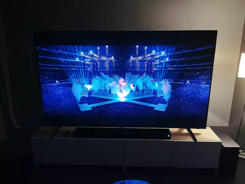 Under Campus i juni viste Samsung Europas eneste tilgjengelige eksemplar av 8K-TVen 98Q950 til 600.000 kroner, demonstrert med Dolby Atmos-lydplanken HW-Q96R. Foto: Stian Sønsteng.