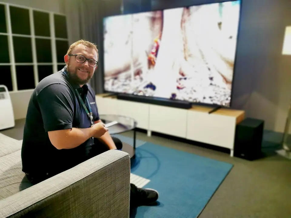 Produktspesialist Knut-Eirik Rørnes i Samsung viser 8K-TVen 98Q950 til 600.000 kroner med en avstand på tre meter til sofaen. Foto: Stian Sønsteng. Produktspesialist Knut-Eirik Rørnes i Samsung viser 8K-TVen 98Q950 til 600.000 kroner med en avstand på tre meter til sofaen. Foto: Stian Sønsteng.
