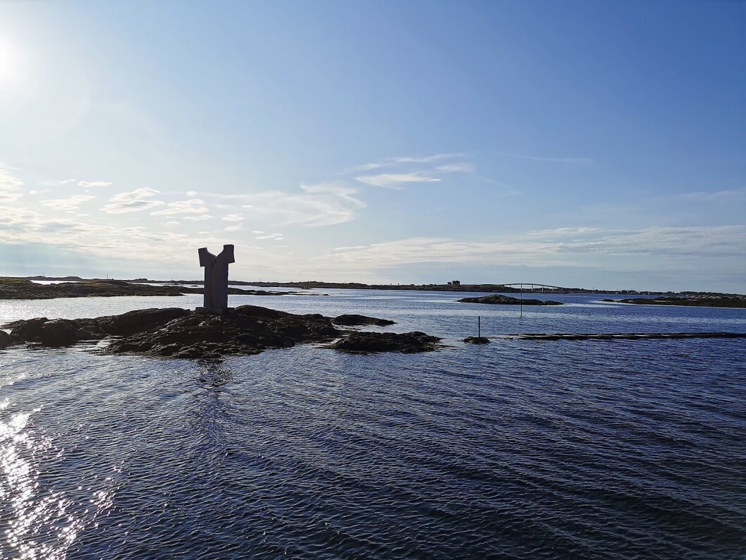 Fra Hopen brygge, en kilometer nord for Smølasenteret, med en av bruene som går over til fiskeværet Veiholmen. Foto: Stian Sønsteng. Fra Hopen brygge, en kilometer nord for Smølasenteret, med en av bruene som går over til fiskeværet Veiholmen. Foto: Stian Sønsteng.