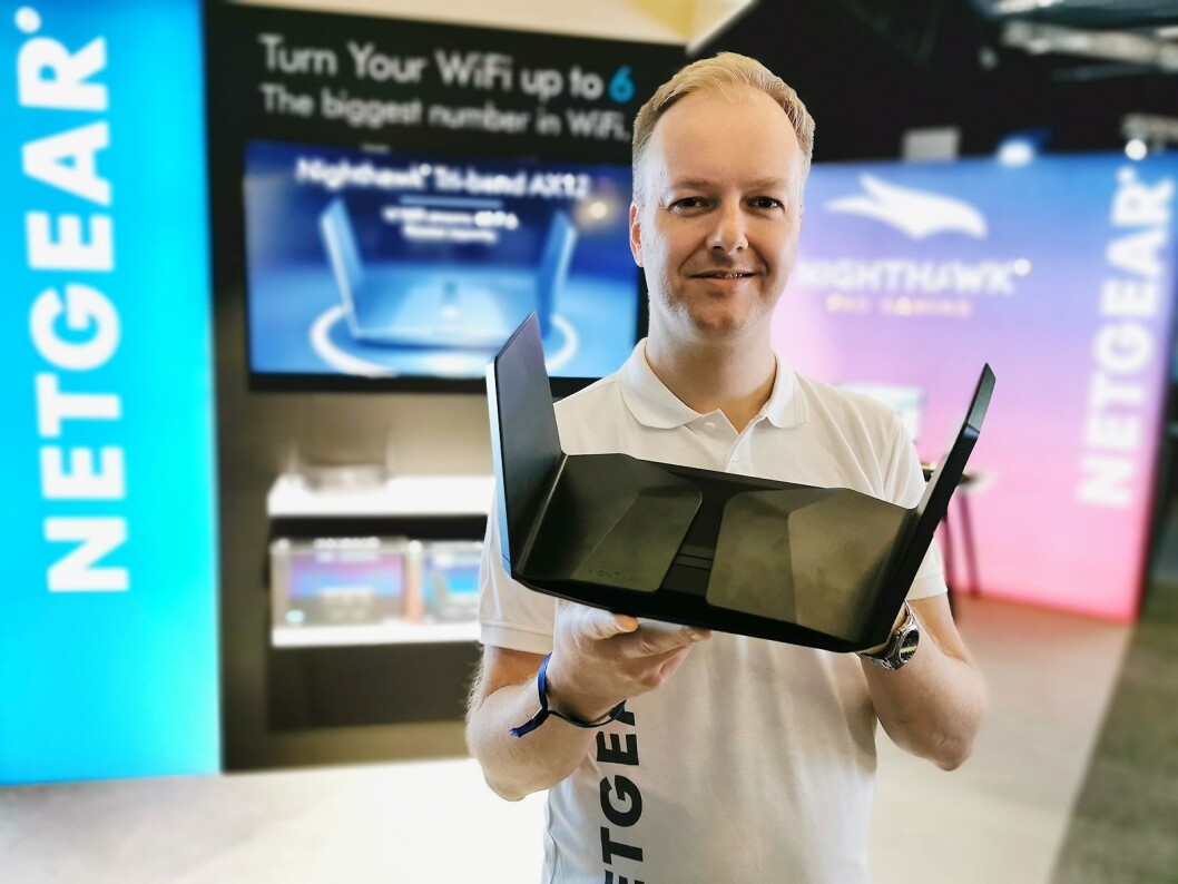 Norden-sjef Pål Vatneberg i Netgear med Wi-Fi 6-ruteren Nighthawk RX200, med triband og muligheten for 12 samtidige datastrømmer. Foto: Stian Sønsteng Norden-sjef Pål Vatneberg i Netgear med Wi-Fi 6-ruteren Nighthawk RX200, med triband og muligheten for 12 samtidige datastrømmer. Foto: Stian Sønsteng