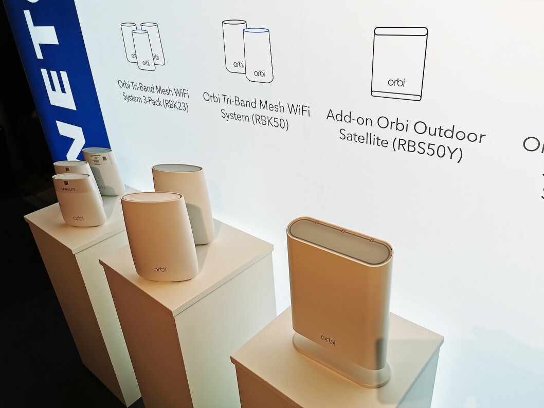 Orbi-ruterne med maskenettverk (mesh) er blitt Netgears største produktgruppe. Fra venstre RBK23 (3.500,- for trepakk), RBK50 (3.800,- for topakk) og utendørsmodellen RBS50Y (3.300,-). Foto: Stian Sønsteng. Orbi-ruterne med maskenettverk (mesh) er blitt Netgears største produktgruppe. Fra venstre RBK23 (3.500,- for trepakk), RBK50 (3.800,- for topakk) og utendørsmodellen RBS50Y (3.300,-). Foto: Stian Sønsteng.