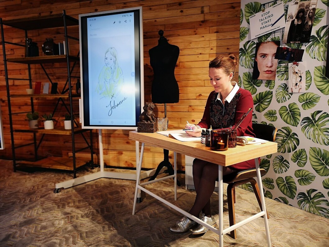 Samsung hadde med en egen illustratør som viste hvordan man kan bruke Note10 til kreativt arbeid. Foto: Marte Ottemo. Samsung hadde med en egen illustratør som viste hvordan man kan bruke Note10 til kreativt arbeid. Foto: Marte Ottemo.