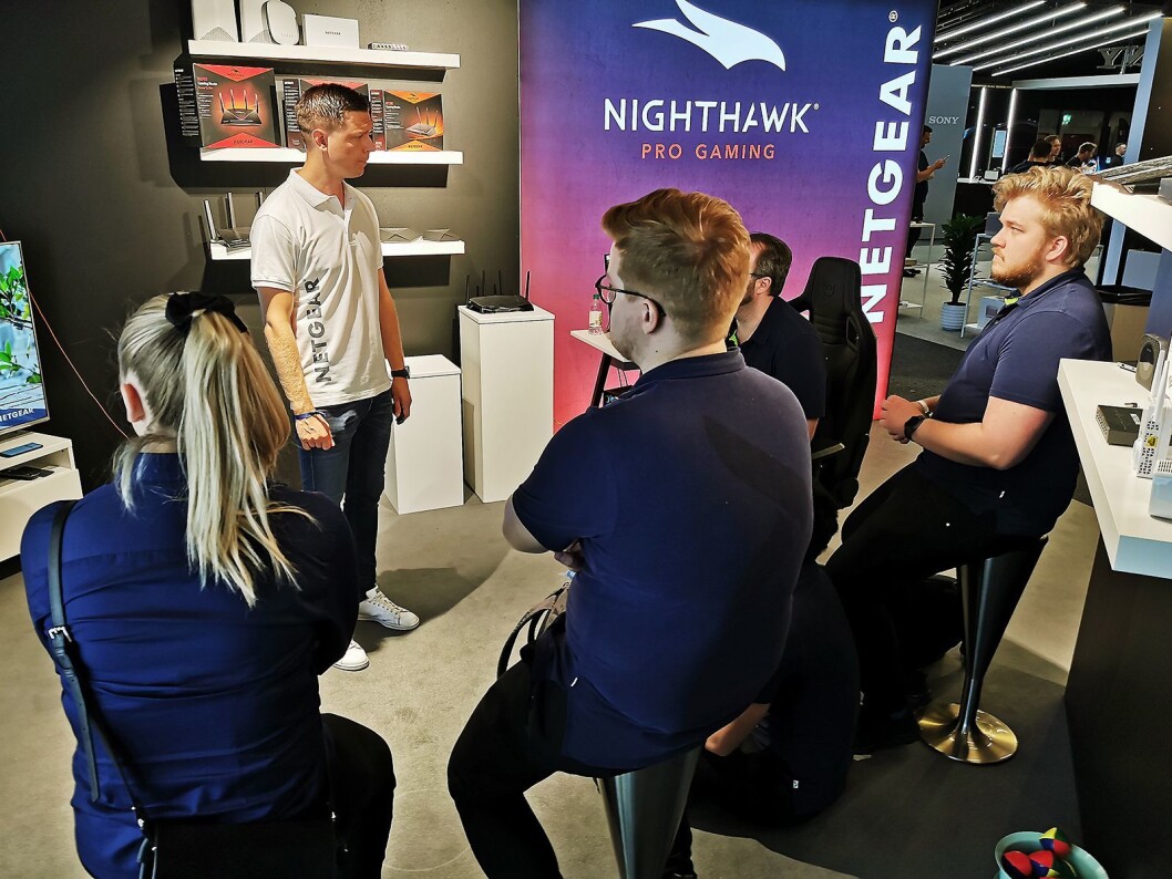 Rickard Eriksson i Netgear med en av gruppene med Elkjøp-ansatte på opplæringsmessen Campus Tech. Foto: Stian Sønsteng. Rickard Eriksson i Netgear med en av gruppene med Elkjøp-ansatte på opplæringsmessen Campus Tech. Foto: Stian Sønsteng.
