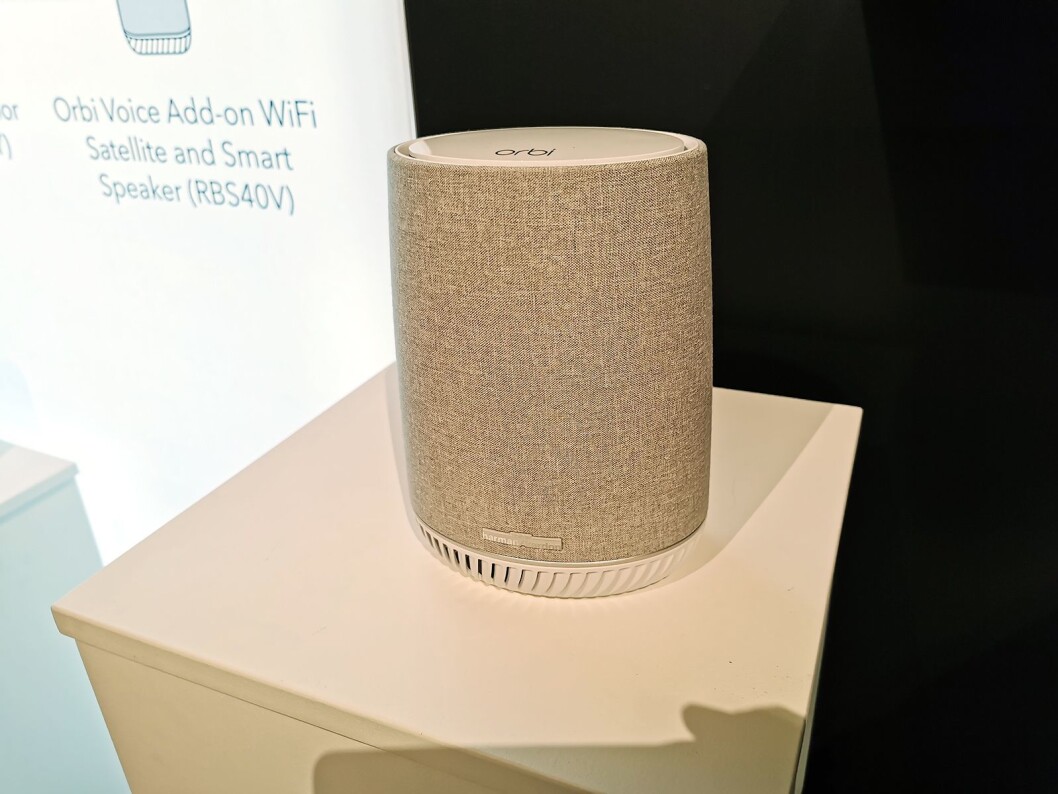 Orbi-modellen RBS40V er en kombinert maskenettverk-ruter og smarthøyttaler med støtte for Amazon Alexa, utviklet i samarbeid med Harman Kardon. Pris: 3.600,- Foto: Stian Sønsteng. Orbi-modellen RBS40V er en kombinert maskenettverk-ruter og smarthøyttaler med støtte for Amazon Alexa, utviklet i samarbeid med Harman Kardon. Pris: 3.600,- Foto: Stian Sønsteng.