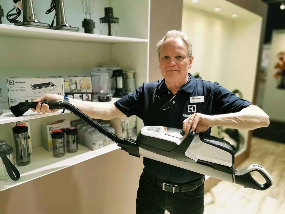 Gunnar Bronzelius i Electrolux med den nye utgaven av Pure F9, med støvsugerpose. Den fleksible slangen gjør det også mulig å bruke den i høyden, for eksempel i bokhyller. Foto: Stian Sønsteng