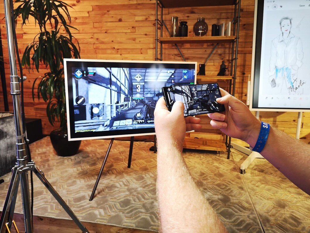 Note10 har en kraftig prosessor som også appellerer til gamerne, og du kan strømme spillingen din rett på TVen. Foto: Marte Ottemo. Note10 har en kraftig prosessor som også appellerer til gamerne, og du kan strømme spillingen din rett på TVen. Foto: Marte Ottemo.