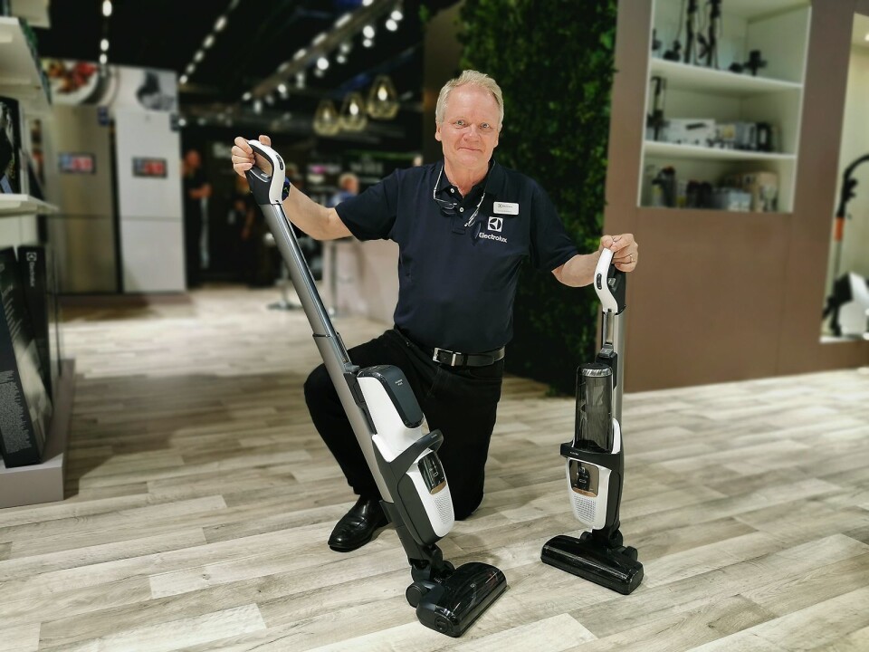 Gunnar Bronzelius i Electrolux med den nye versjonen av Pure F9, der støvet samles i en allergivennlig pose. Til høyre den poseløse versjonen. Foto: Stian Sønsteng.