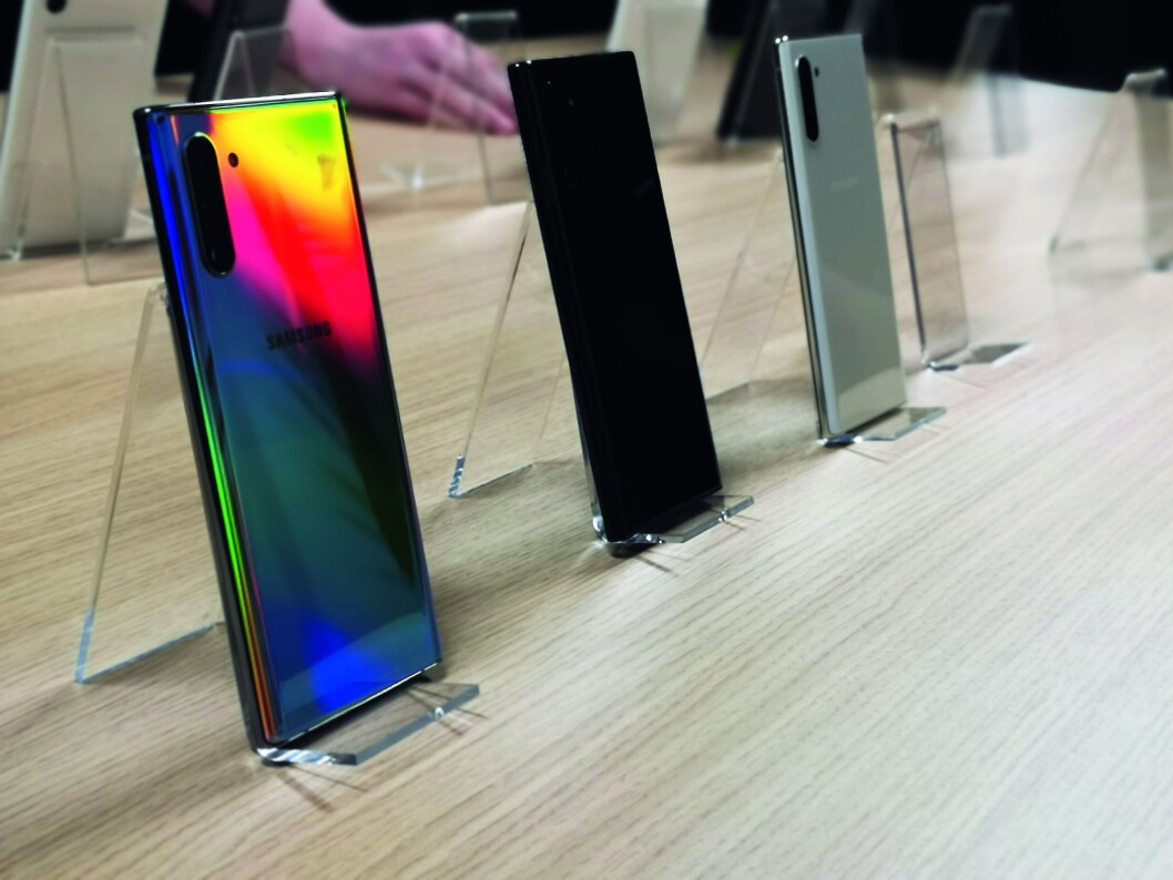 Samsung viste fram de nye modellene i fire farger, men det blir multifarvene Aura Glow, og en sort modell som kommer til Norge. Foto: Marte Ottemo. Samsung viste fram de nye modellene i fire farger, men det blir multifarvene Aura Glow, og en sort modell som kommer til Norge. Foto: Marte Ottemo.