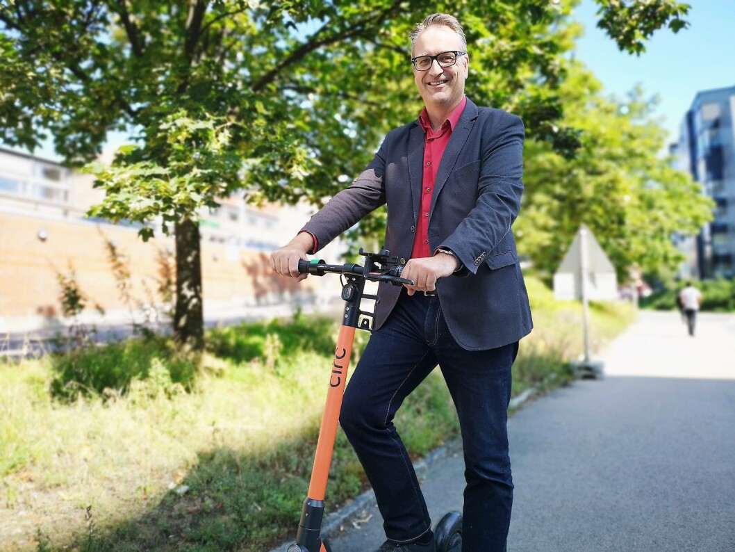 Administrerende direktør Jan Røsholm sier tallene for første halvår 2018 viser en liten nedgang i salget av forbrukerelektronikk. For første gang har Stiftelsen Elektronikkbransjen tall for salg av el-sparkesykler. Foto: Marte Ottemo Administrerende direktør Jan Røsholm sier tallene for første halvår 2018 viser en liten nedgang i salget av forbrukerelektronikk. For første gang har Stiftelsen Elektronikkbransjen tall for salg av el-sparkesykler. Foto: Marte Ottemo