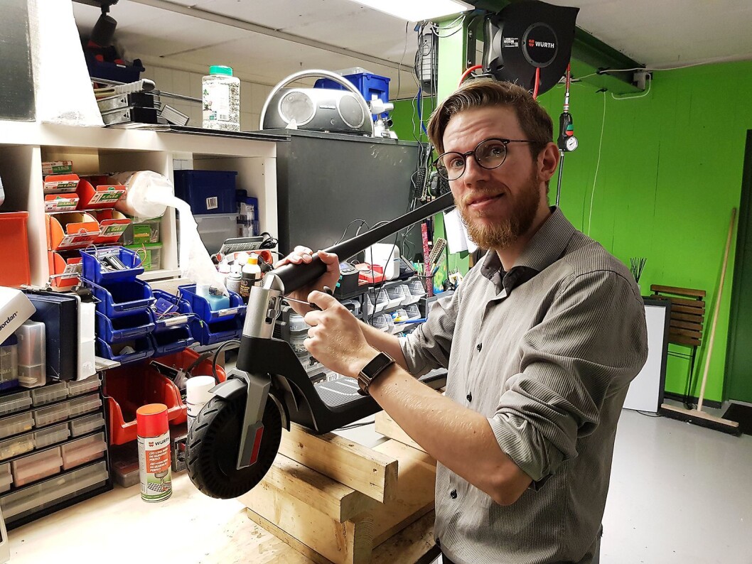 På verkstedet tilknyttet butikken reparerer Håvard Hamran elektriske sparkesykler. Foto: Jan Røsholm På verkstedet tilknyttet butikken reparerer Håvard Hamran elektriske sparkesykler. Foto: Jan Røsholm