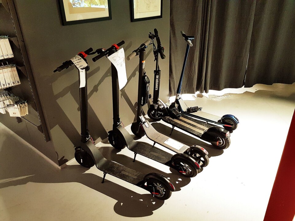 Ferdige reparerte sparkesykler som venter på å bli hentet. Foto: Jan Røsholm.