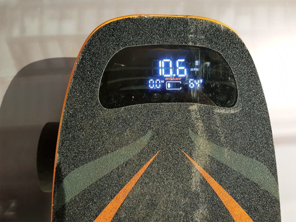 På toppmodellen av elektriske rullebrett er det skjerm som gir deg status på rekkevidde, fart og batteri. Foto: Jan Røsholm.