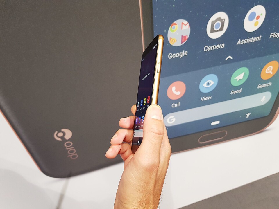 Doro 8080 er utstyrt med en bronsjefarget ramme. Foto: Jan Røsholm