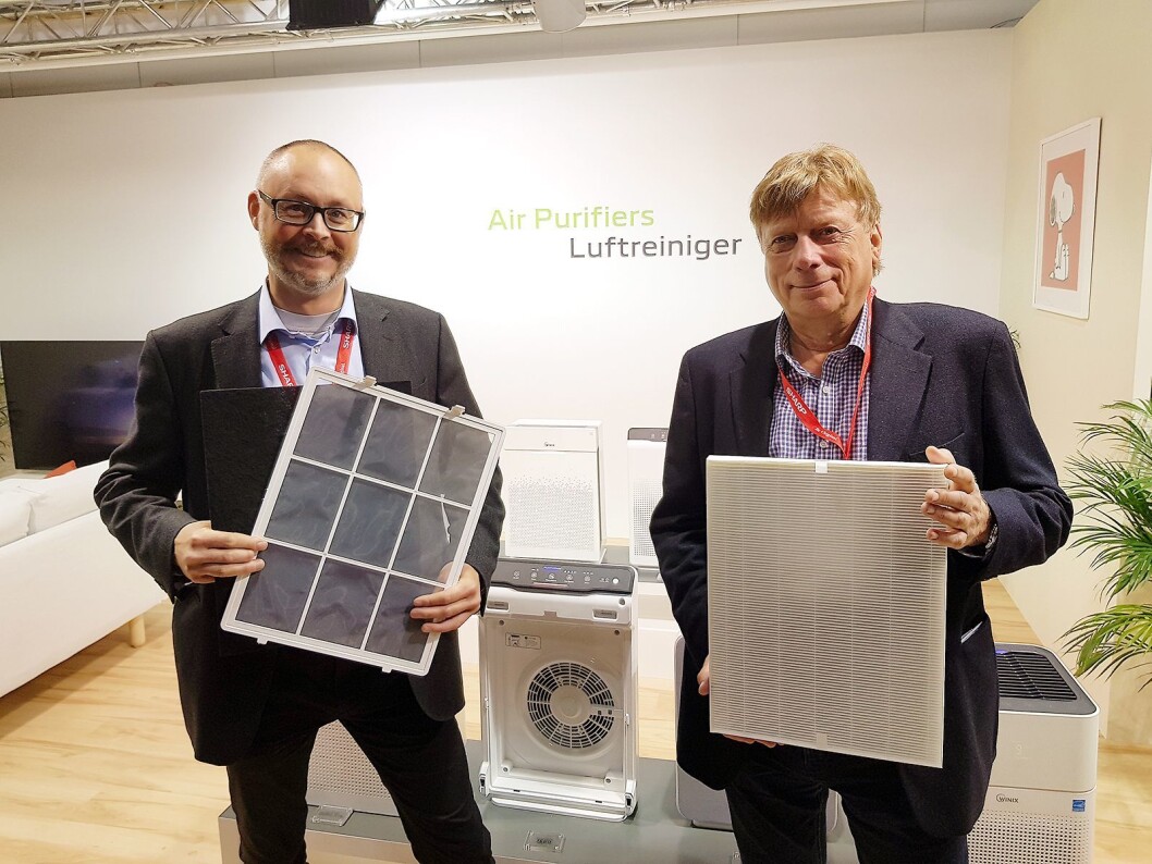 Jarle Karlsrud og Jon Bjaaen i Bedre Inneklima AS viser frem filtre som er i Winix Zero Pro. Foto: Jan Røsholm Jarle Karlsrud og Jon Bjaaen i Bedre Inneklima AS viser frem filtre som er i Winix Zero Pro. Foto: Jan Røsholm