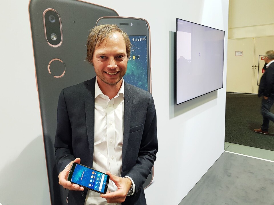 Anders Austad i Doro viser frem toppmodellen Doro 8080. Foto: Jan Røsholm.