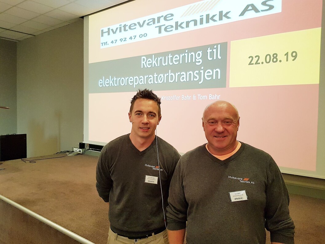 Kristoffer Bahr (til venstre) og Tom Bahr fra Hvitevareteknikk forklarte om lærlingordningen. Foto: Jan Røsholm. Kristoffer Bahr (til venstre) og Tom Bahr fra Hvitevareteknikk forklarte om lærlingordningen. Foto: Jan Røsholm.