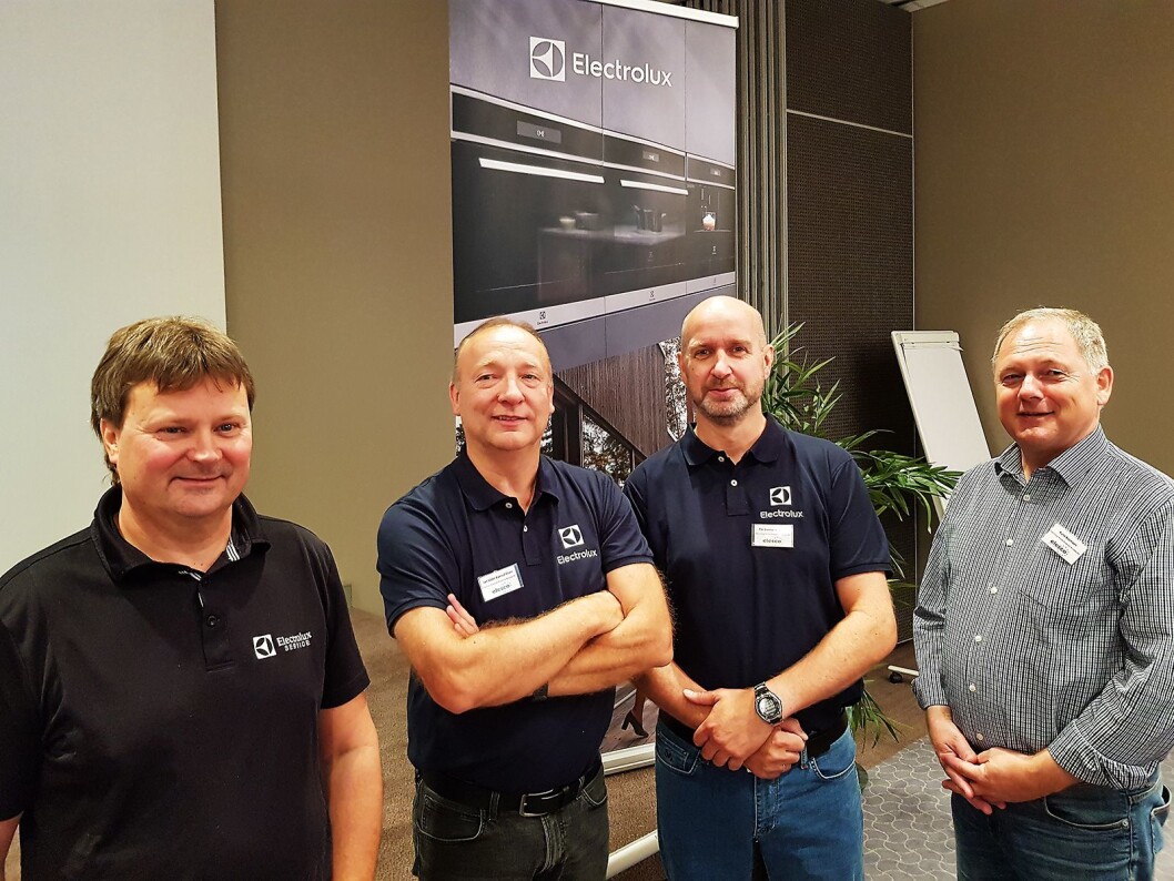 Electrolux kurset verkstedlederne på Elesco samlingen. Fra venstre Arnfinn Mælhum, Jan Vidar Olsen, Per Gunnar Schøyen og Rune Basmoen. Foto: Jan Røsholm. Electrolux kurset verkstedlederne på Elesco samlingen. Fra venstre Arnfinn Mælhum, Jan Vidar Olsen, Per Gunnar Schøyen og Rune Basmoen. Foto: Jan Røsholm.
