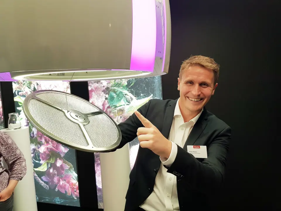 – Den nye ventilatoren minner ikke bare om en lampe, dette er også en lampe, sier Anders Bjørge og peker på fuktsensoren som er plassert bak kullfilteret. Foto: Jan Røsholm – Den nye ventilatoren minner ikke bare om en lampe, dette er også en lampe, sier Anders Bjørge og peker på fuktsensoren som er plassert bak kullfilteret. Foto: Jan Røsholm