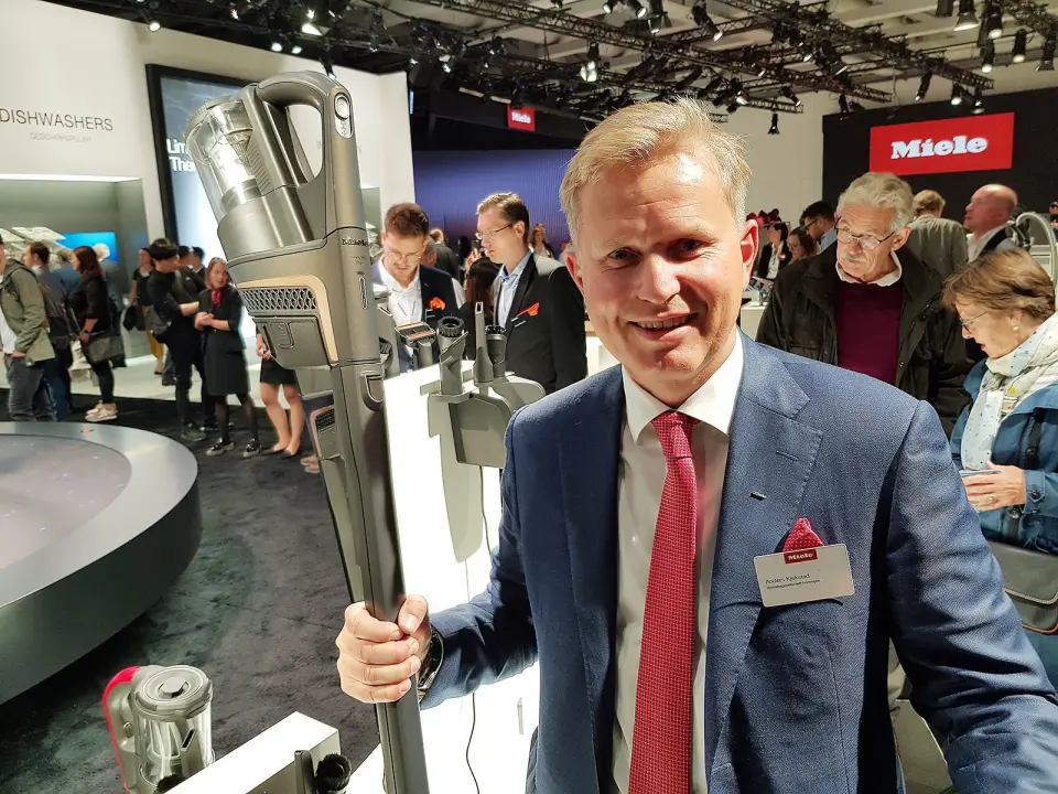 Norgessjef Anders Kjekstad med Mieles først håndholdte støvsuger. Foto: Jan Røsholm. Norgessjef Anders Kjekstad med Mieles først håndholdte støvsuger. Foto: Jan Røsholm.