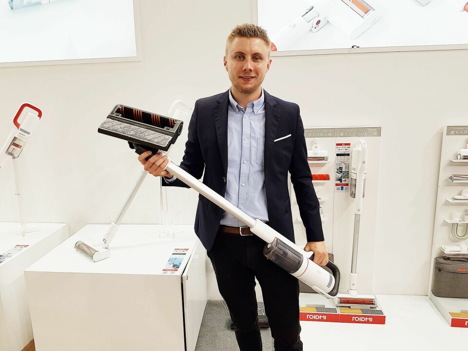 Daniel Storm Larsen viser frem den nye Roidmi X20, som er kombinert støvsuger og mopp. Foto: Jan Røsholm