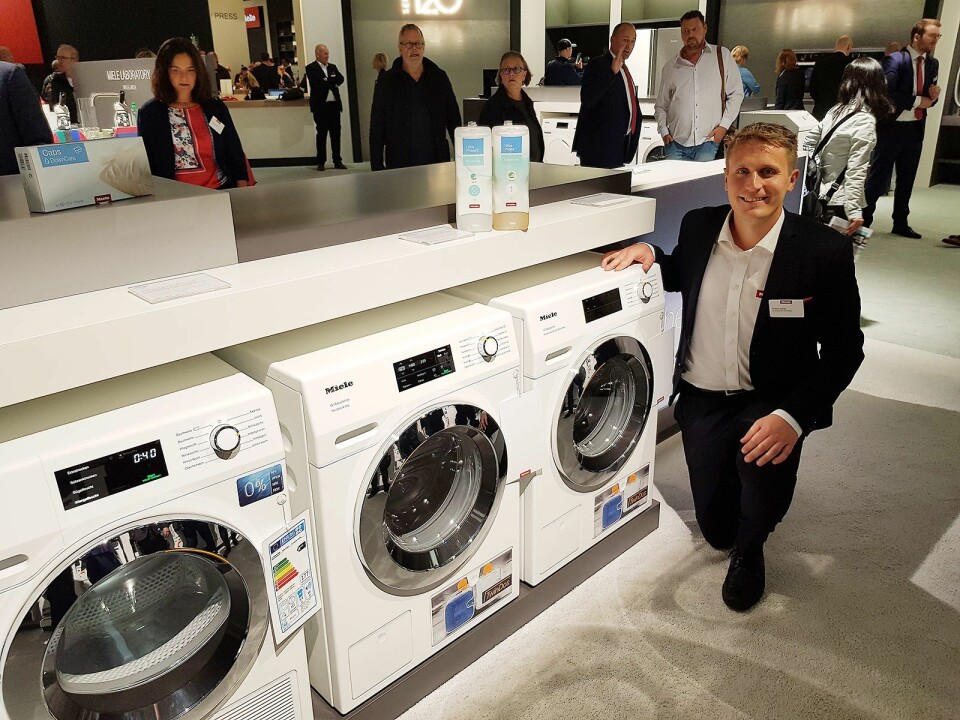 Anders Bjørge viser frem TwinDos vaskemaskinene hvor vasketiden nå er helt ned til 49 minutter. Foto: Jan Røsholm.