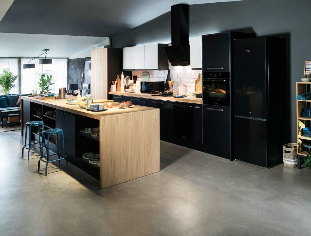 Simplicity-serien fra Gorenje har fått både oppgradert design og helt nye produkter. Sort er designtrenden på kjøkken under årets IFA. Foto: Gorenje Simplicity-serien fra Gorenje har fått både oppgradert design og helt nye produkter. Sort er designtrenden på kjøkken under årets IFA. Foto: Gorenje