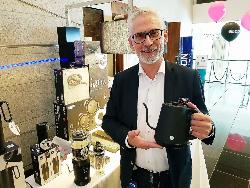 Ole Kristian Elvenes fra Wilfa hadde med den nye vannkokeren med helletut på Elons kompetansedager. Vannkokeren heter Wilfa Svart Pour Over. Foto: Jan Røsholm. Ole Kristian Elvenes fra Wilfa hadde med den nye vannkokeren med helletut på Elons kompetansedager. Vannkokeren heter Wilfa Svart Pour Over. Foto: Jan Røsholm.