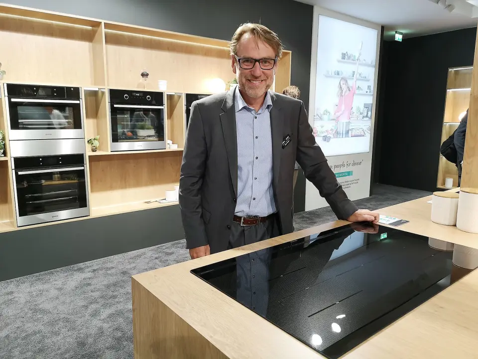 Norgessjef Bjørn Mangset viser fram Gorenjes nye, smarte koketopper som kommer på markedet i høst. Foto: Marte Ottemo. Norgessjef Bjørn Mangset viser fram Gorenjes nye, smarte koketopper som kommer på markedet i høst. Foto: Marte Ottemo.