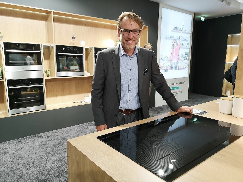 Norgessjef Bjørn Mangset viser fram Gorenjes nye, smarte koketopper som kommer på markedet i høst. Foto: Marte Ottemo.
