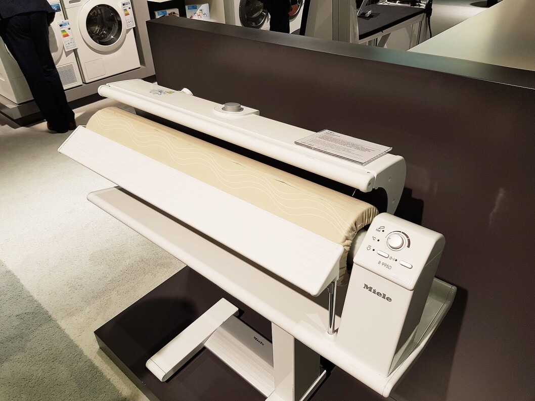 For de som ønsker å rulle vasketøyet, tilbyr Miele elektrisk tøyrulle. Foto: Jan Røsholm. For de som ønsker å rulle vasketøyet, tilbyr Miele elektrisk tøyrulle. Foto: Jan Røsholm.