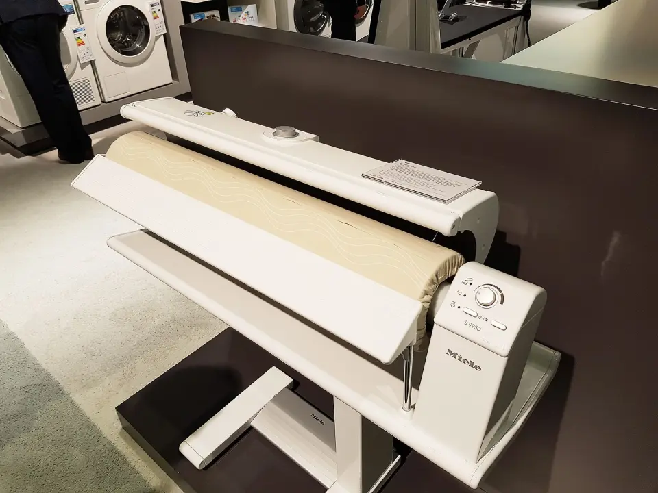 For de som ønsker å rulle vasketøyet, tilbyr Miele elektrisk tøyrulle. Foto: Jan Røsholm. For de som ønsker å rulle vasketøyet, tilbyr Miele elektrisk tøyrulle. Foto: Jan Røsholm.
