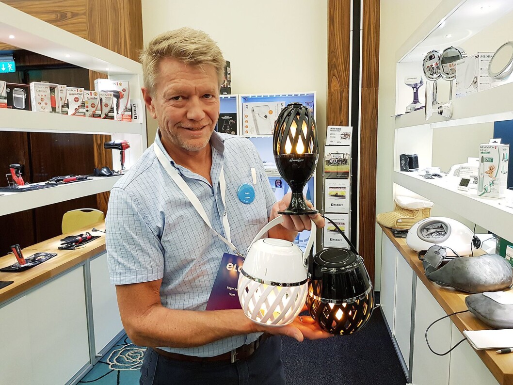 Roger Berg fra Target med batteridrevet flammelamper. De to nederste har innebygget blåtannhøytaler. Foto: Jan Røsholm. Roger Berg fra Target med batteridrevet flammelamper. De to nederste har innebygget blåtannhøytaler. Foto: Jan Røsholm.