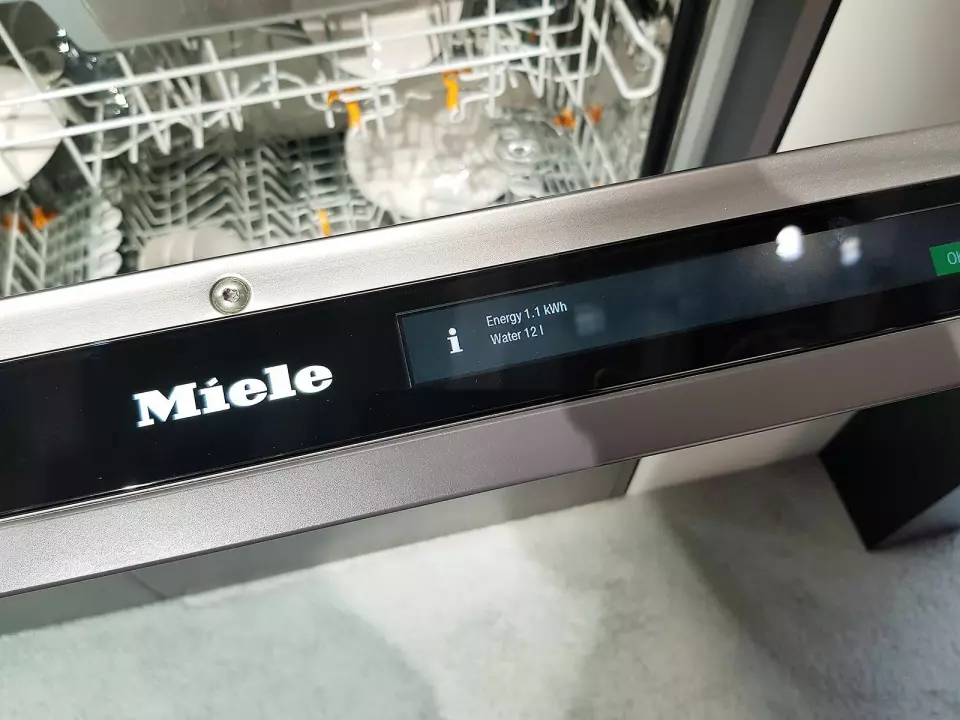 Etter avsluttet program viser Mieles oppvaskmaskin hvor mye energi og vann som ble brukt. Foto: Jan Røsholm.