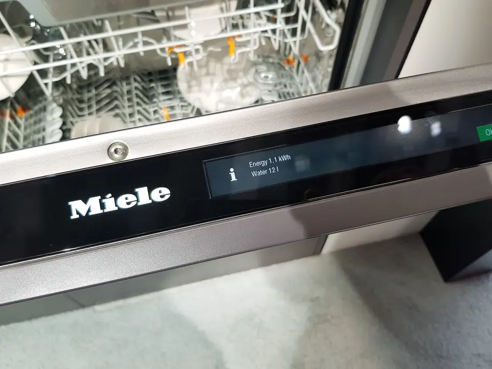 Etter avsluttet program viser Mieles oppvaskmaskin hvor mye energi og vann som ble brukt. Foto: Jan Røsholm. Etter avsluttet program viser Mieles oppvaskmaskin hvor mye energi og vann som ble brukt. Foto: Jan Røsholm.